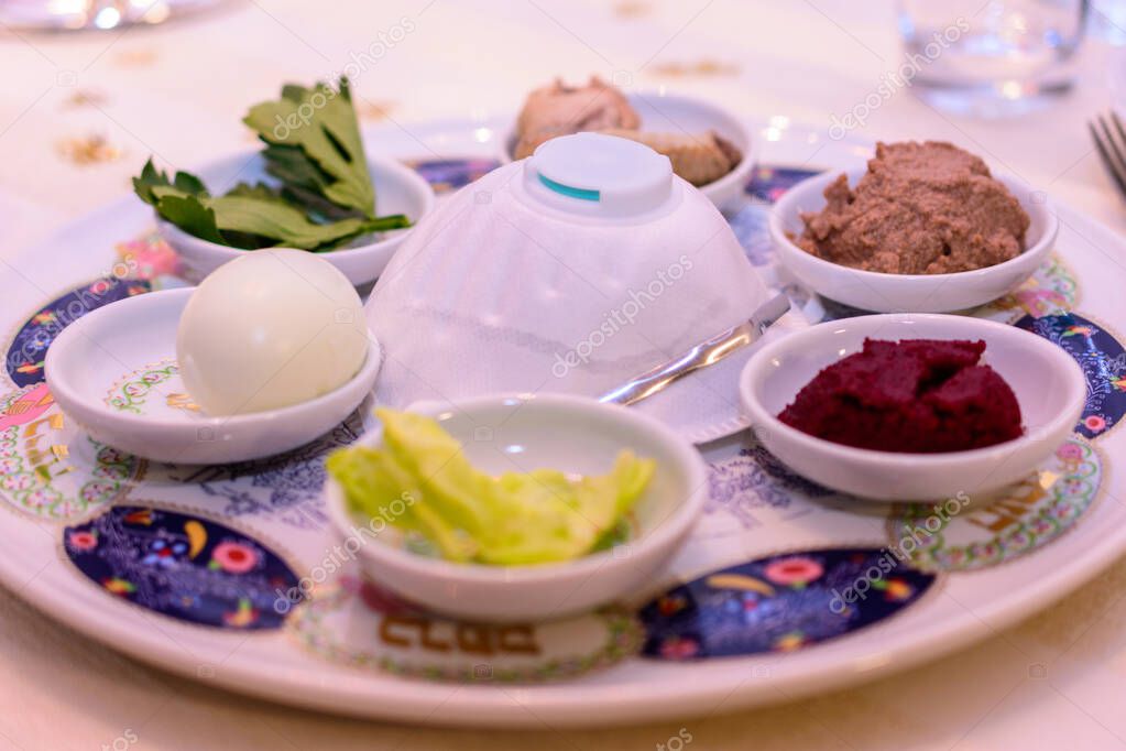 Pequeño Seder de Pascua en la era del virus Corona. Debido a la