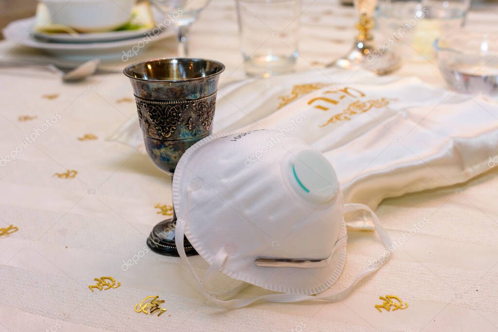 Pequeño Seder de Pascua en la era del virus Corona. Debido a la