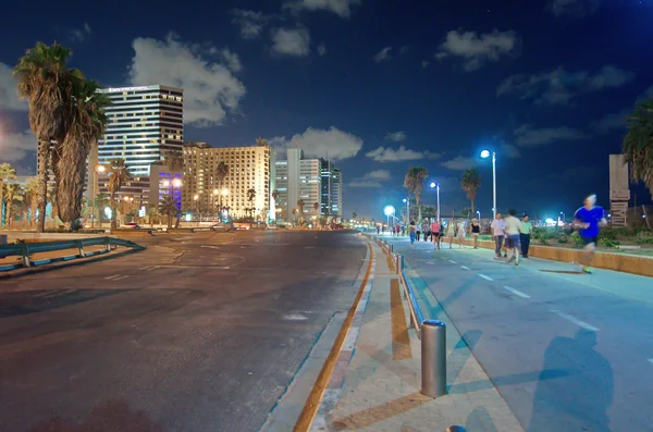 Promenade de Tel Aviv la nuit — Photo