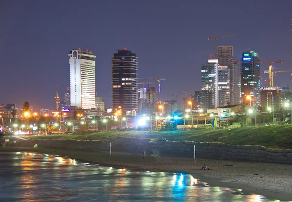 Tel Aviv linha do horizonte litoral à noite — Fotografia de Stock