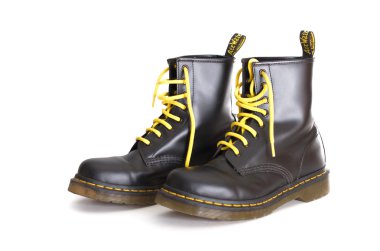 Klasik siyah doc martens bağcıklı botlar ile sarı dantel