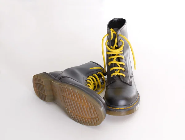 Klassische schwarze Schnürstiefel mit gelben Schnürsenkeln — Stockfoto