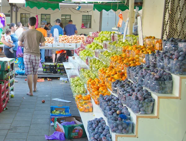 Άνθρωποι σε ένα Ισραήλ υπαίθρια αγορά φρούτων και λαχανικών — Φωτογραφία Αρχείου