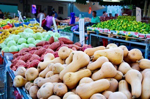 Mensen op een Israël buiten groenten- en fruitmarkt — Stockfoto