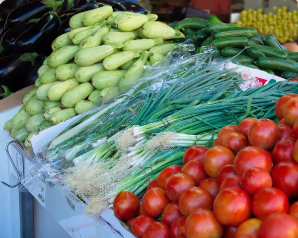 Israël markt produceren: groene uien, tomaten, zukini en eggpla — Stockfoto