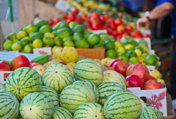 Israël markt produceren: kaki, plum, pear — Stockfoto