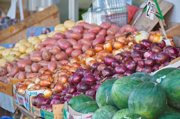 Izrael trh produkovat: rozmanité cibule a brambory — Stock fotografie