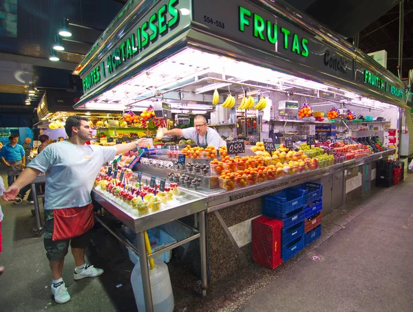 Mensen winkelen in de Barcelona La Boqueria markt — Stockfoto