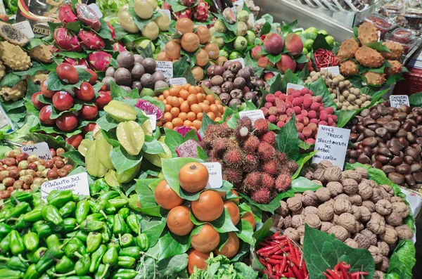 ผลไม้และผักในตลาดบาร์เซโลนา La Boqueria — ภาพถ่ายสต็อก