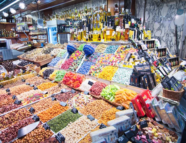 Renkli şeker ve Barcelona La Boqueria Market içecekler