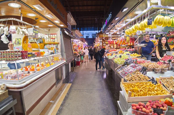 Pessoas que fazem compras no Mercado Barcelona La Boqueria — Fotografia de Stock