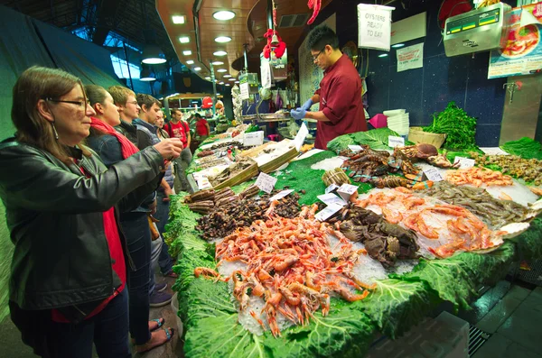 Pessoas comprando comida do mar no Barcelona La Boqueria Marke — Fotografia de Stock