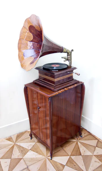Ancien gramophone avec haut-parleur corne et disque vinyle — Photo