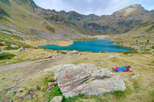 İnsanlar Estany Primer Tristaina, Andorra için hiking — Stok fotoğraf