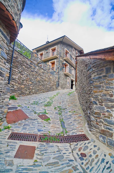 Tipicamente tradicional tijolo escuro Andorra casas rurais — Fotografia de Stock