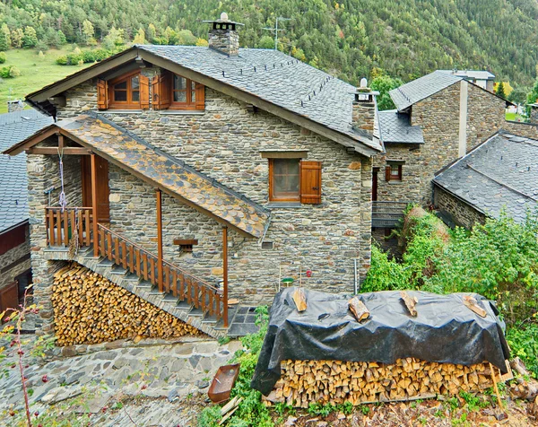 Typique brique sombre traditionnelle Andorre maisons rurales — Photo