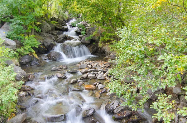 Lång exponering stream och vattenfall i Andorra — Stockfoto