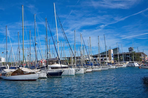 Segelboote im Hafen von Baecelona — Stockfoto