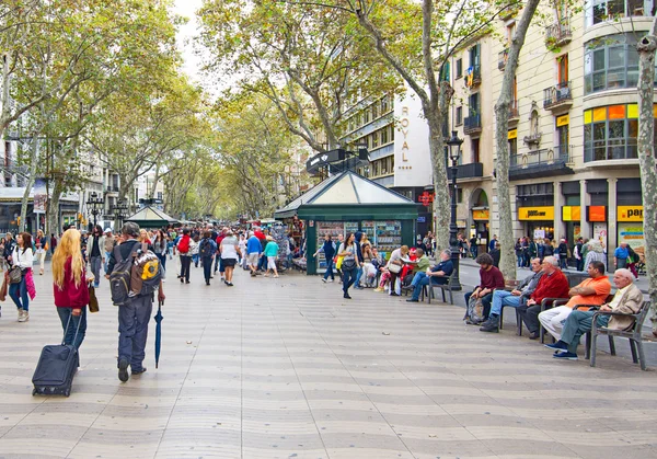 Gente en La Rambla (el Boulevard), Barcelona — Foto de Stock