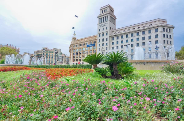 Flowers, fountain, and architecture  in Catalonia Plaza, Barcelo — Stock Photo, Image