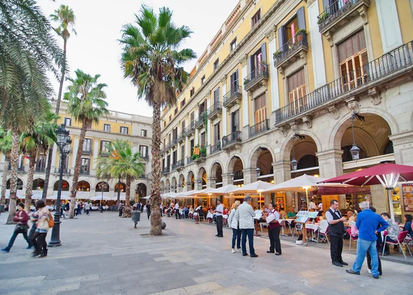 Gente en Placa Reial frente a La Rambla (el Boulevard), Barcelona — Foto de Stock