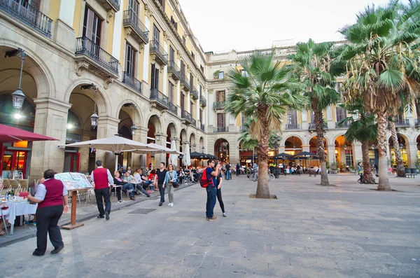 Gente en Placa Reial frente a La Rambla (el Boulevard), Barcelona — Foto de Stock