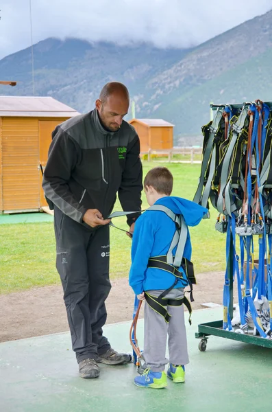 Little boy preparing to enter a challenging rope course — Stock Photo, Image