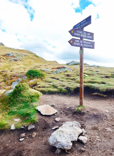 Tekenen wijzen op de drie meren van Tristaina, Andorra — Stockfoto