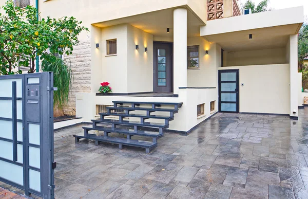 Modern Mediterranean house entrance — Stock Photo, Image