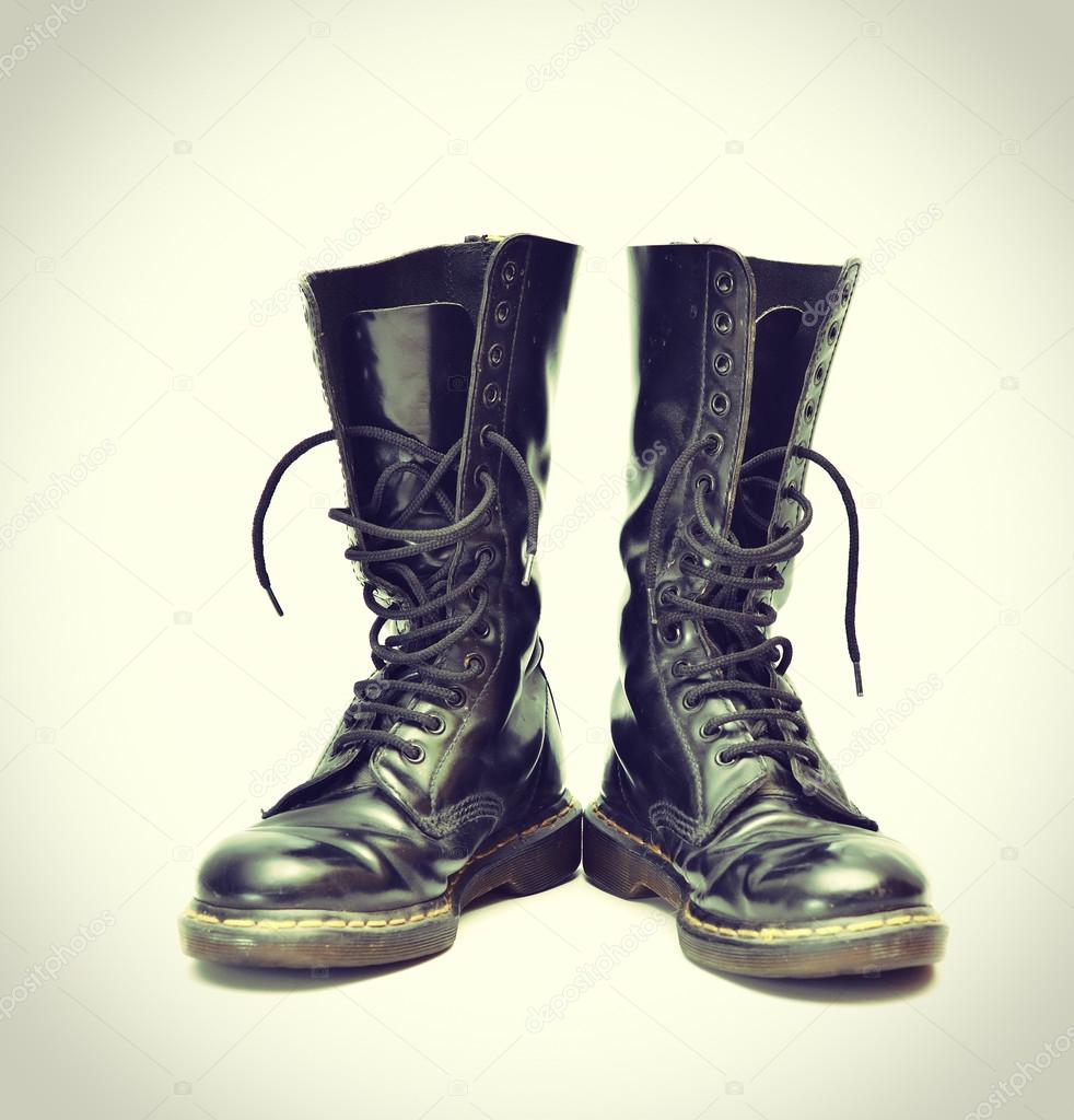 Par de botas de cordones negras con ojal de 14 ojales proceso