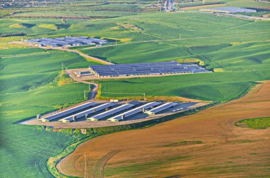 Güneş enerjisi hücreleri İsrail Negev Çölü'nde
