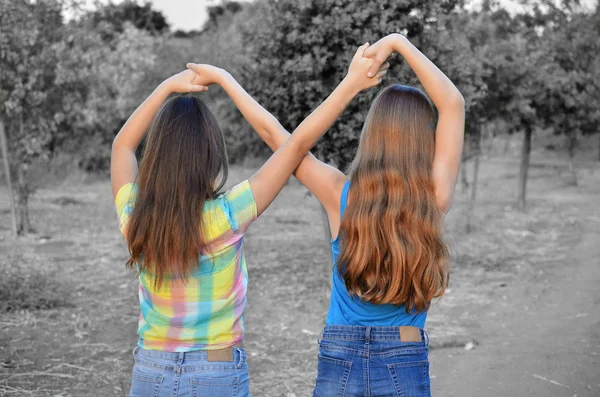 Two best friend girls making a forever sign — Stock Photo, Image