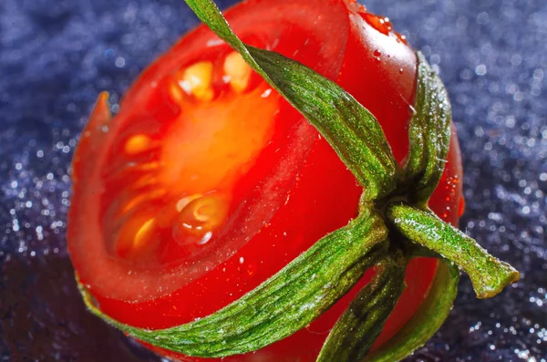 水とチェリー トマトをドロップ - マクロ — ストック写真