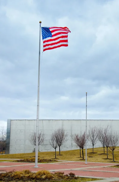 Oss flagga i Liberty Park 9-11 memorial - vintage — Stockfoto