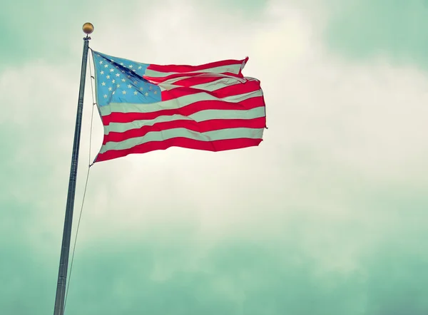 Oss flagga i Liberty Park 9-11 memorial - vintage — Stockfoto