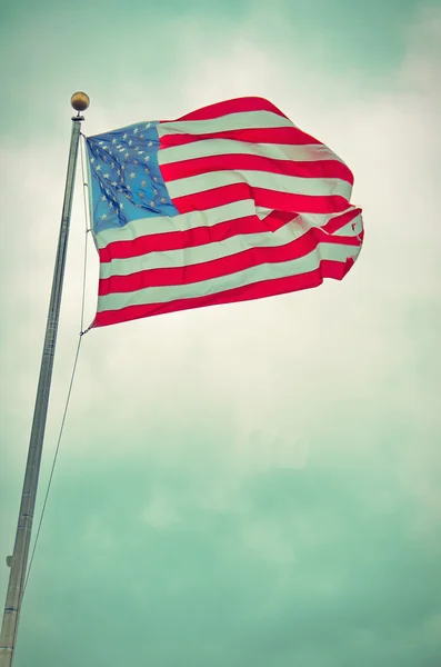 Oss flagga i Liberty Park 9-11 memorial - vintage — Stockfoto