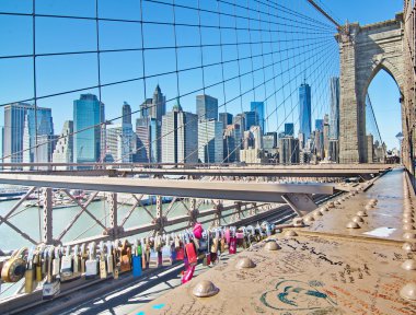 Aşk kilitleri üzerinde Brooklyn Bridge, New York