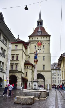 Bern hapishane kule kırmızı bir sokak araba ile