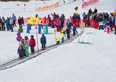 Çocuklar bir Avusturya Kayak Kayak Okulu