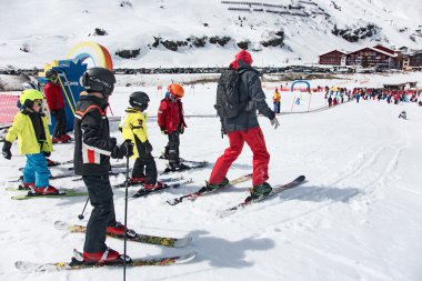 Çocuklar bir Avusturya Kayak Kayak Okulu