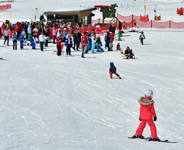 Lapset hiihtämässä Itävallan hiihtokoulussa — kuvapankkivalokuva