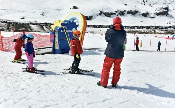 孩子们在奥地利滑雪滑雪学校 — 图库照片