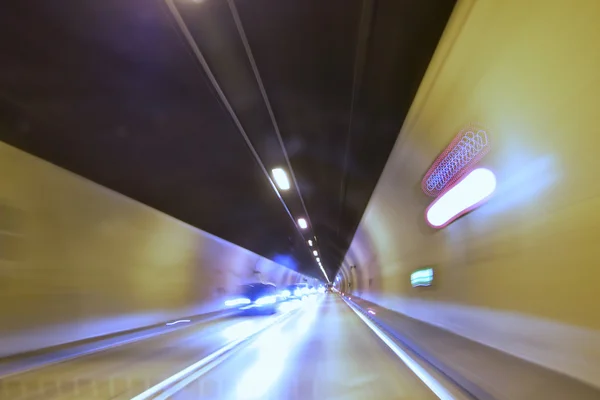 Voitures dans un tunnel - vitesse d'obturation lente — Photo