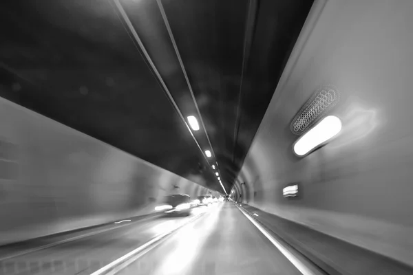 Voitures dans un tunnel - vitesse d'obturation lente — Photo