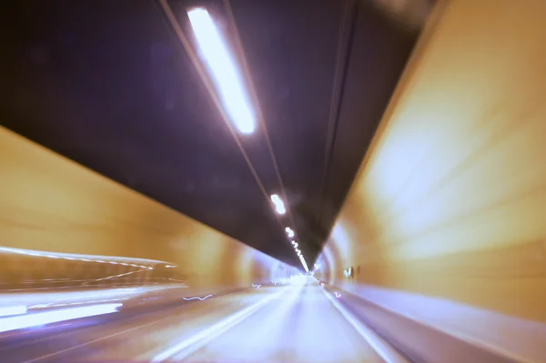 Voitures dans un tunnel - vitesse d'obturation lente — Photo