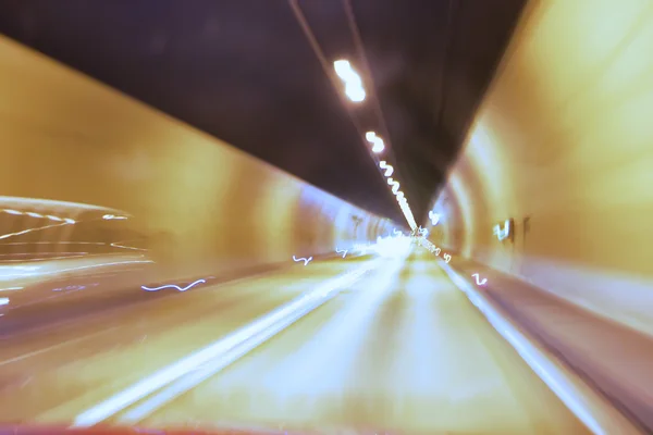 Coches en un túnel - velocidad de obturación lenta — Foto de Stock