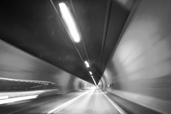 Bilar i en tunnel - långsam slutartid — Stockfoto