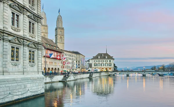 Zurich Limmat River and historic architecture — Stock Photo, Image