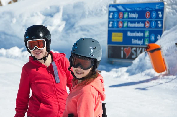 Дві сестри, катання на лижах в Австрії — стокове фото