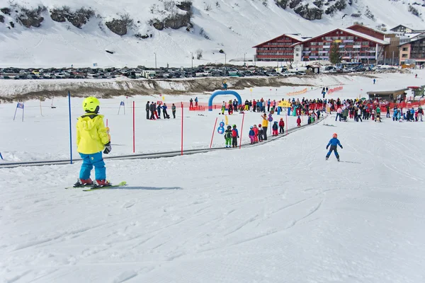 Kids skiing in an Austria ski school — Stock Photo, Image